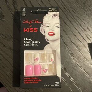 NIB Kiss nail set
